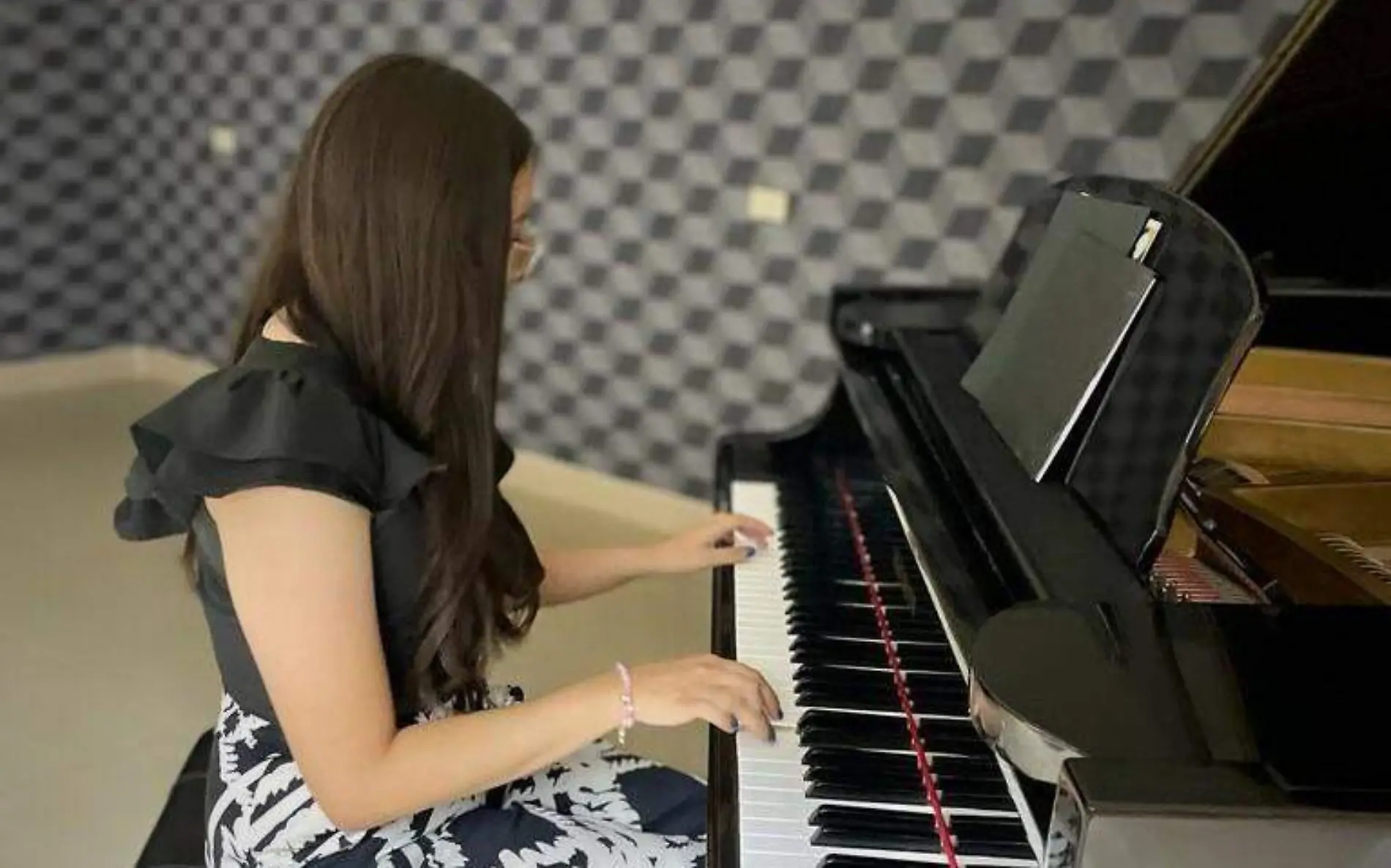 melanie quiñonez interpretó varias melodías en el piano